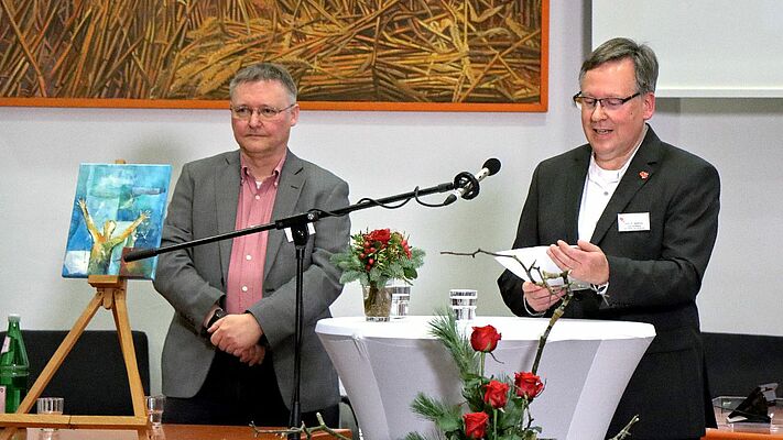 Dr. Uwe-Karsten Plisch und Prof. Dr. Matthias Freudenberg stellen das neue Handbuch Studierendenseelsorge vor. (v.l.)